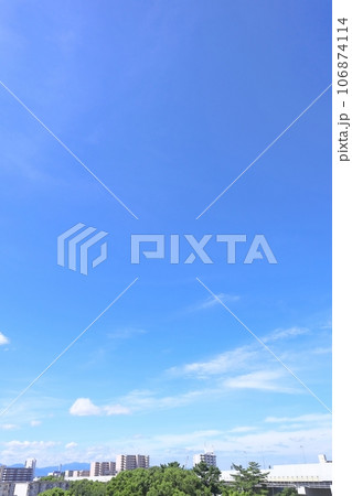 青空に浮かぶ雲と街並みのある背景 縦 青空に浮かぶ雲と街並みのある背景 縦 106874114