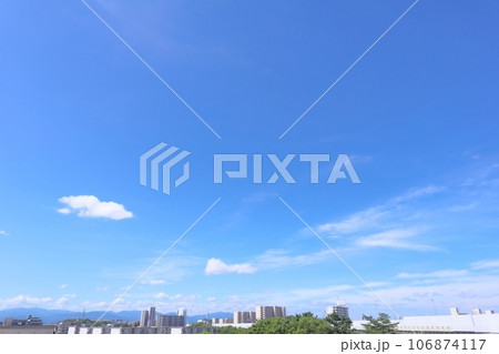 青空に浮かぶ広がる雲の空背景 106874117