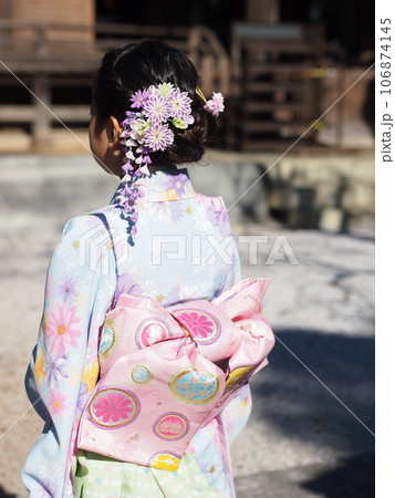 神社で七五三の参拝をする女の子 神社で七五三の参拝をする女の子 106874145