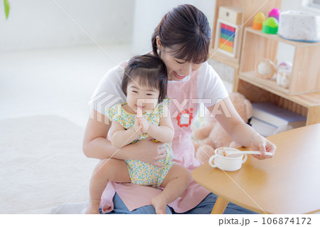 離乳食を食べている赤ちゃんと保育士 106874172