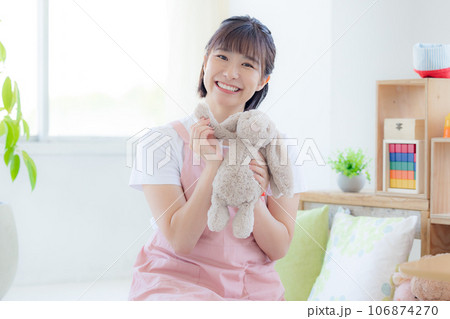 保育士ポートレート ぬいぐるみを持ちカメラ目線で微笑む保育士 保育士ポートレート ぬいぐるみを持ちカメラ目線で微笑む保育士 106874270