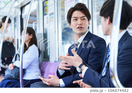 電車内で話をする男性　撮影協力「京王電鉄株式会社」 106874482