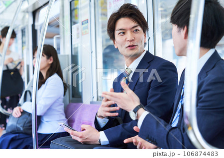 電車内で話をする男性　撮影協力「京王電鉄株式会社」 106874483