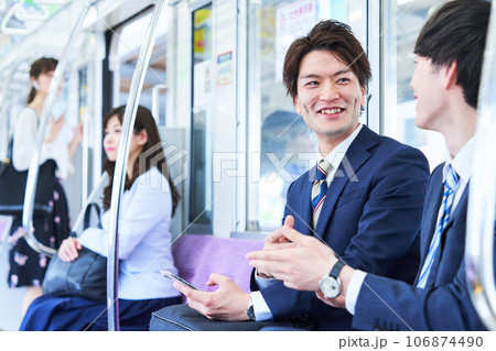 電車内で話をする男性 撮影協力「京王電鉄株式会社」 電車内で話をする男性 撮影協力「京王電鉄株式会社」 106874490