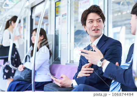 電車内で話をする男性　撮影協力「京王電鉄株式会社」 106874494