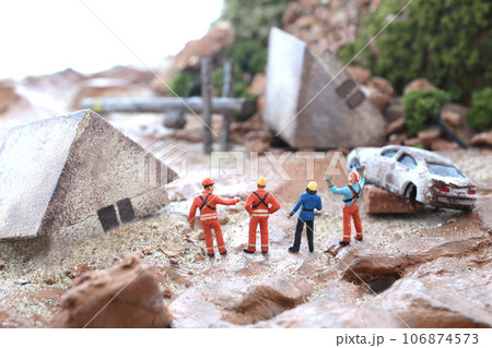 災害による家屋の倒壊と街のジオラマモデル 106874573