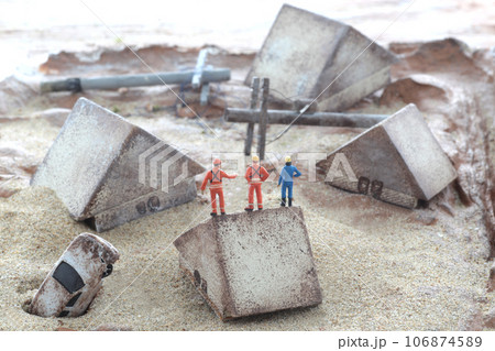 災害による家屋の倒壊と街のジオラマモデル 106874589