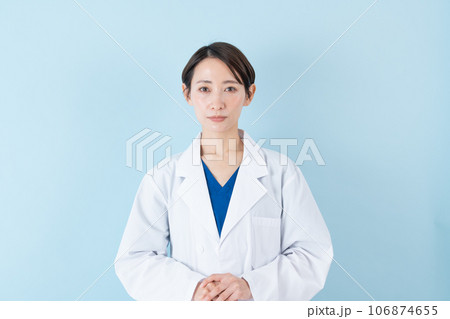 白衣を着た医者・女医・ブルーバック 106874655
