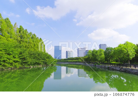 大阪城の堀水面を水鏡として映る木々とビル群 2023-08-21 大阪城の堀水面を水鏡として映る木々とビル群 2023-08-21 106874776