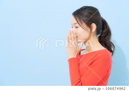 ヒソヒソ話をする女性 106874962