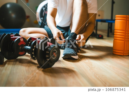 スポーツをする男性 スポーツをする男性 106875341