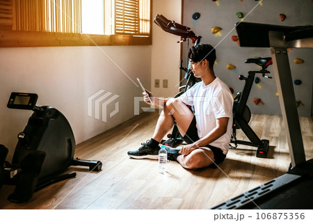 スポーツをする男性 スポーツをする男性 106875356