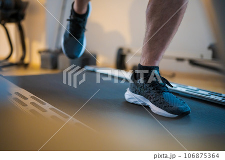 スポーツをする男性 スポーツをする男性 106875364