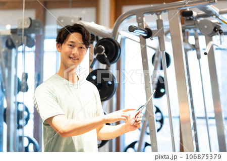 スポーツをする男性 スポーツをする男性 106875379