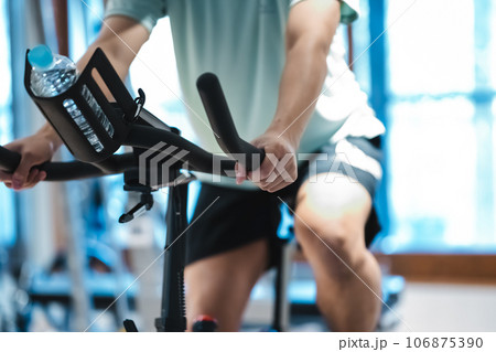 スポーツをする男性 106875390