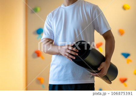 スポーツをする男性 スポーツをする男性 106875391