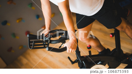 スポーツをする男性 106875393