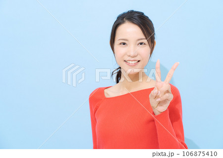 ピースサインをする女性 106875410