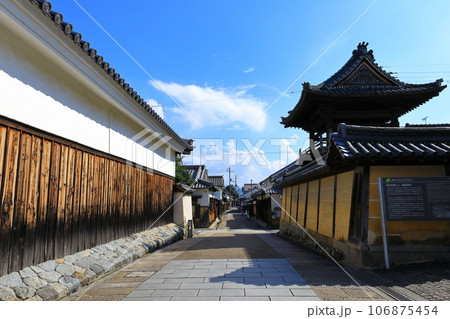 富田林　寺内町　古い町並みの風景　興正寺別院 106875454