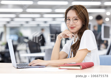 ビジネス　パソコンで仕事する若い女性 106875578