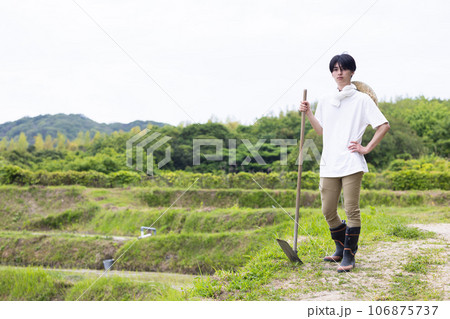 田植えをする若い男性 106875737