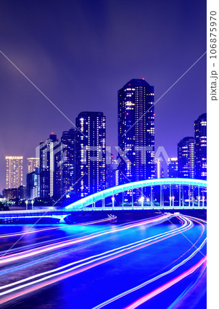 隅田川大橋からみる永代橋と屋形船の光跡と超高層マンション群の風景 隅田川大橋からみる永代橋と屋形船の光跡と超高層マンション群の風景 106875970
