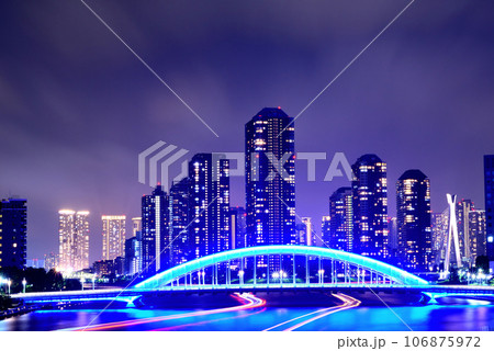 隅田川大橋からみる永代橋と屋形船の光跡と超高層マンション群の風景 隅田川大橋からみる永代橋と屋形船の光跡と超高層マンション群の風景 106875972