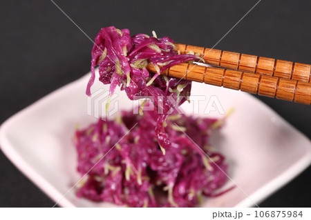 食用菊のおひたしを食べる 106875984