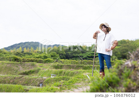 畑仕事をする若い女性 106876012