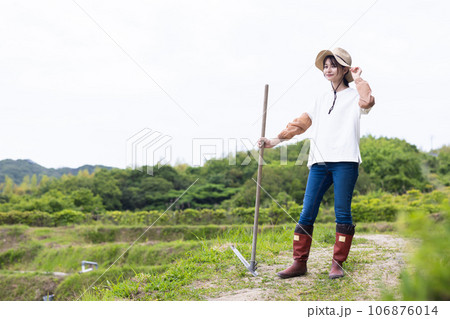 畑仕事をする若い女性 畑仕事をする若い女性 106876014