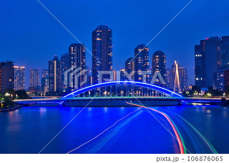 隅田川大橋からみる永代橋と屋形船の光跡と超高層マンション群の風景 隅田川大橋からみる永代橋と屋形船の光跡と超高層マンション群の風景 106876065