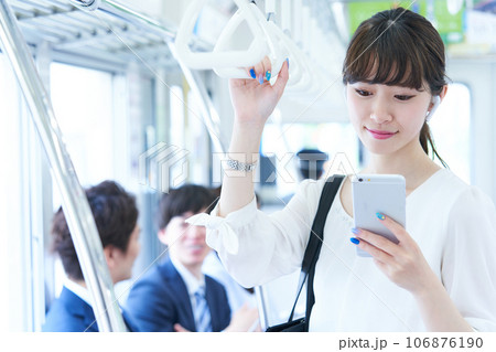 電車に乗車する若い女性　撮影協力「京王電鉄株式会社」 106876190