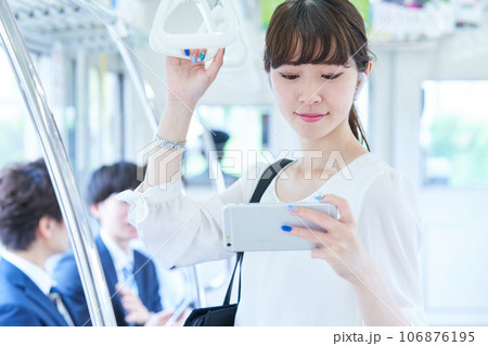 電車に乗車する若い女性　撮影協力「京王電鉄株式会社」 106876195