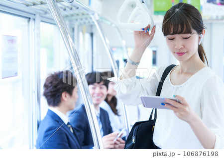 電車に乗車する若い女性　撮影協力「京王電鉄株式会社」 106876198