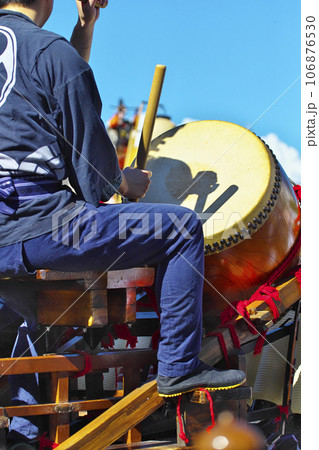 高崎市　高崎まつり　山車に乗って太鼓をたたく人たち 106876530
