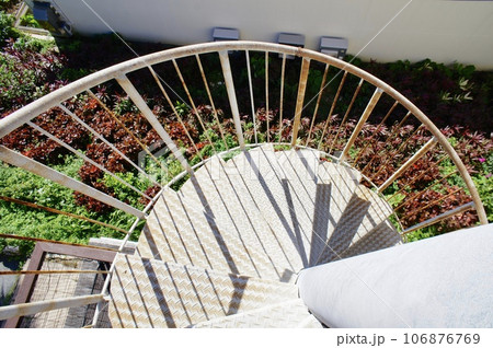 上から見下ろす螺旋階段 106876769