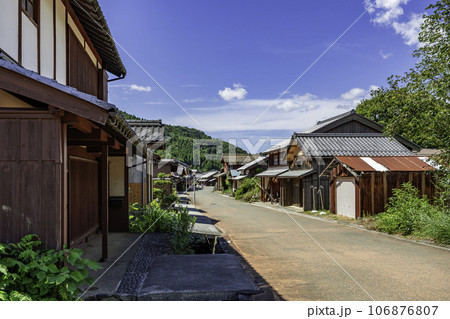 熊川宿 上ノ町の町並み 福井県若狭町 熊川宿 上ノ町の町並み 福井県若狭町 106876807