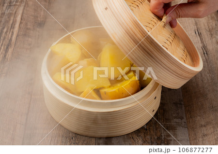 ふかし芋　蓋開け 106877277