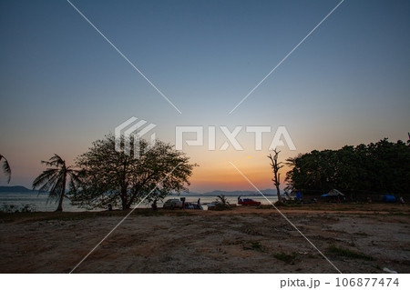 beautiful golden sunset above the ocean. 106877474