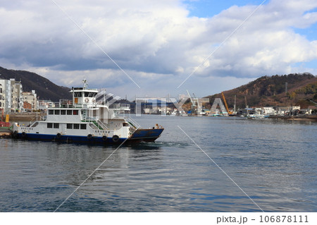 尾道の風景 渡し船、ドックのクレーン、尾道大橋 尾道の風景 渡し船、ドックのクレーン、尾道大橋 106878111