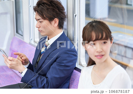電車に乗車する男女　撮影協力「京王電鉄株式会社」 106878187