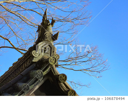 秋冬イメージ〜寺社の瓦と青空 106878494