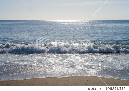 渚の煌き】海・波・波打ち際の写真素材 [106878555] - PIXTA