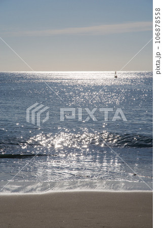 渚の煌き】海・波・波打ち際の写真素材 [106878558] - PIXTA