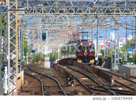 近鉄奈良線の大和西大寺駅へ入線を目指す観光特急「あをによし」 106879404