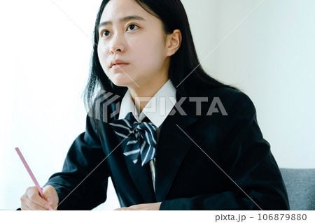 授業を受ける女子高校生 106879880