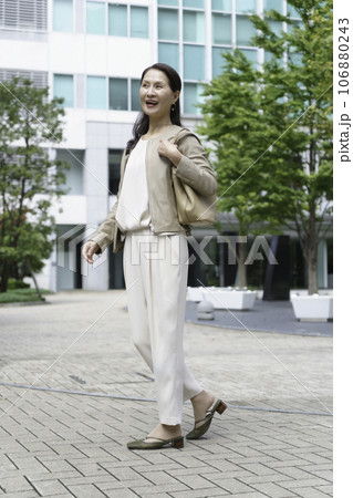 屋外のシニア女性のファッションポートレート 縦位置 屋外のシニア女性のファッションポートレート 縦位置 106880243