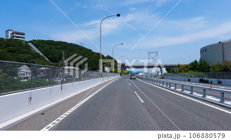 鳴門海峡を淡路島に渡る大鳴門橋 鳴門海峡を淡路島に渡る大鳴門橋 106880579