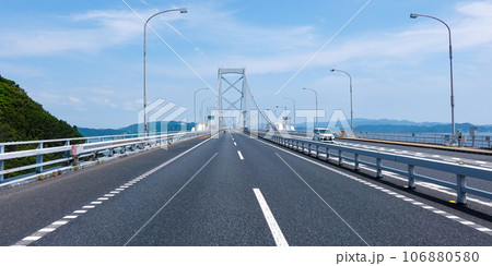 鳴門海峡を淡路島に渡る大鳴門橋 鳴門海峡を淡路島に渡る大鳴門橋 106880580