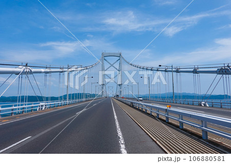 鳴門海峡を淡路島に渡る大鳴門橋 106880581